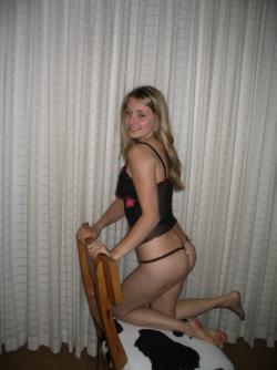 Young  blond girl strip / amateur set 4/63