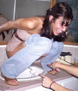 Young amateurs peeing - pissing in party home no.02 20/50