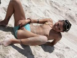 Beach amateurs topless - young girls no.05 3/48
