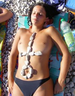 Beach amateurs topless - young girls no.05 17/48