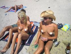 Beach amateurs topless - young girls no.05 28/48