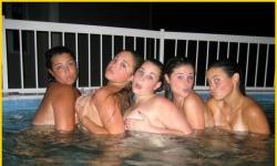 Teens friends in the pool (15 pics)