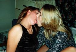 Retro archive : teens, lesbos; party  91/198