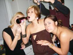 Young girls at party-  drunk teenagers - amateurs pics 22 10/50