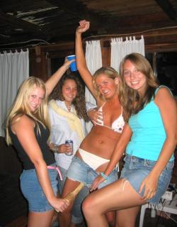 Young girls at party-  drunk teenagers - amateurs pics 22 42/50