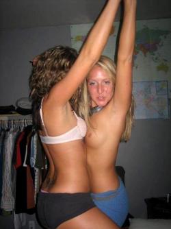 Young girls at party-  drunk teenagers - amateurs pics 22 44/50