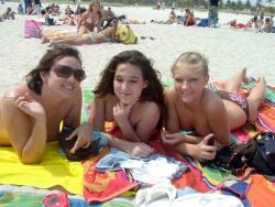 Amateurs girl topless group shot on the beach  15/47