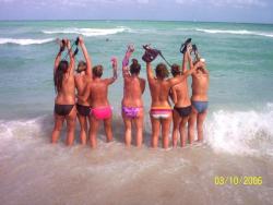Amateurs girl topless group shot on the beach  17/47