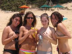 Amateurs girl topless group shot on the beach  28/47