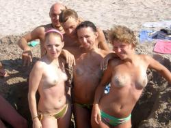 Amateurs girl topless group shot on the beach  26/47