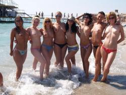 Amateurs girl topless group shot on the beach  25/47