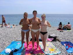 Amateurs girl topless group shot on the beach  29/47