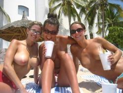 Amateurs girl topless group shot on the beach  33/47
