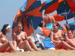Amateurs girl topless group shot on the beach  35/47