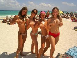 Amateurs girl topless group shot on the beach  39/47