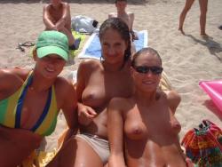 Amateurs girl topless group shot on the beach  38/47