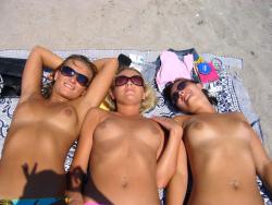 Amateurs girl topless group shot on the beach  47/47