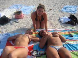 Amateurs girl topless group shot on the beach  46/47