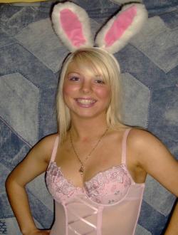 Amateur blonde girl - sexy bunny 2/8