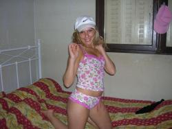 Young blond girlfriend and nude holiday pics 16/27