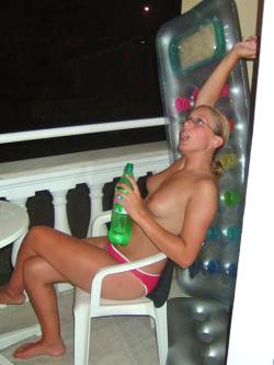 Young girls at party-  drunk teenagers - amateurs pics 23 17/49