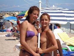 Two amateurs girl topless shot on the beach  16/48