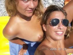 Two amateurs girl topless shot on the beach  24/48