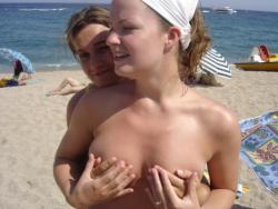 Two amateurs girl topless shot on the beach  20/48