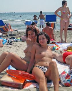 Two amateurs girl topless shot on the beach  28/48