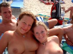 Two amateurs girl topless shot on the beach  26/48