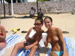 Two amateurs girl topless shot on the beach  38/48