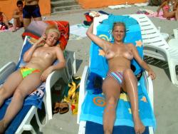 Two amateurs girl topless shot on the beach  42/48