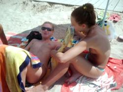 Two amateurs girl topless shot on the beach  45/48