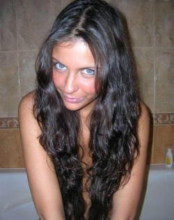 Private moments: girlfriends on bathroom(12 pics)