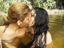 Brazilian girls by river(19 pics)