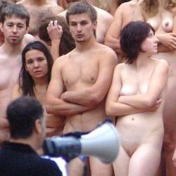 Spencer tunick : thousand of nude people in city 13/41