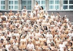 Spencer tunick : thousand of nude people in city 15/41