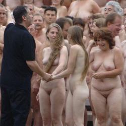 Spencer tunick : thousand of nude people in city 12/41