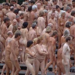 Spencer tunick : thousand of nude people in city 11/41