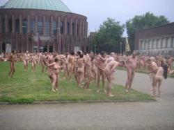 Spencer tunick : thousand of nude people in city 28/41