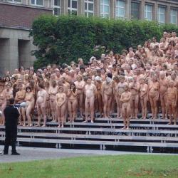 Spencer tunick : thousand of nude people in city 26/41