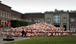 Spencer tunick : thousand of nude people in city 37/41