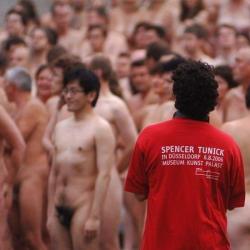 Spencer tunick : thousand of nude people in city 32/41