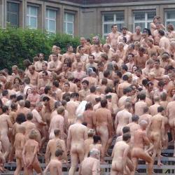 Spencer tunick : thousand of nude people in city 35/41