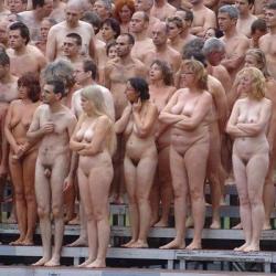 Spencer tunick : thousand of nude people in city 33/41