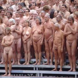 Spencer tunick : thousand of nude people in city 30/41