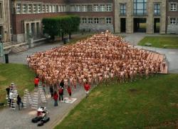 Spencer tunick : thousand of nude people in city 36/41