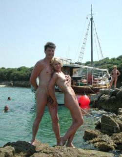 Young nudist couple at beach no.01 17/48
