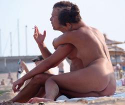 Young nudist couple at beach no.01 43/48