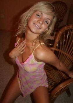 Hot amateur blonde girl 4/9